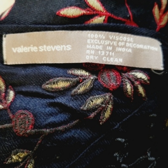 Valerie Steven's Exclusive of Decoration Triangle Wrap with XL Fringe - Picture 5 of 5